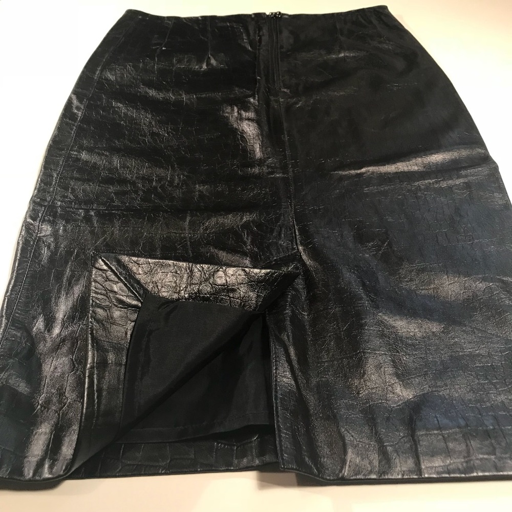 ⚡️Kenneth Cole: Embossed Leather (?) Pencil Skirt - Picture 2 of 7